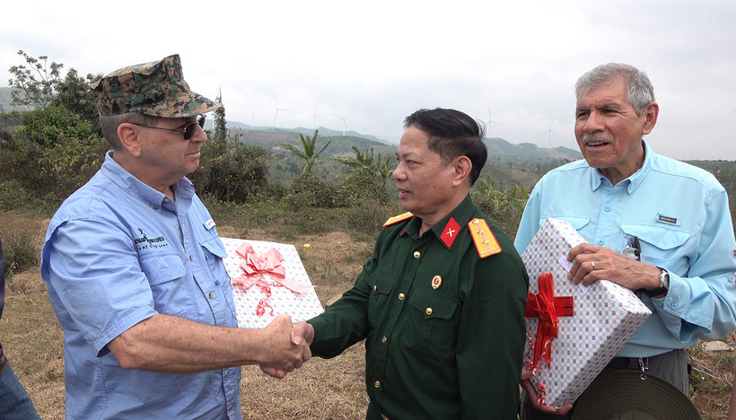 Ông Bill (ngoài cùng bên trái) trong một cuộc gặp gỡ, kết nối cựu binh Mỹ và thân nhân liệt sĩ quân giải phóng.