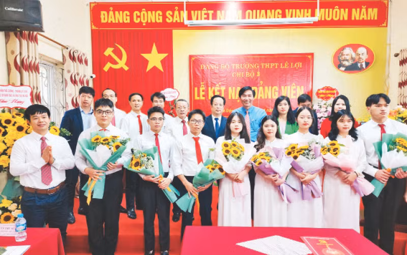 Lãnh đạo Sở Giáo dục và Đào tạo Hà Nội, Quận ủy Hà Đông chúc mừng các học sinh tiêu biểu của Trường THPT Lê Lợi (quận Hà Đông) được kết nạp Đảng.