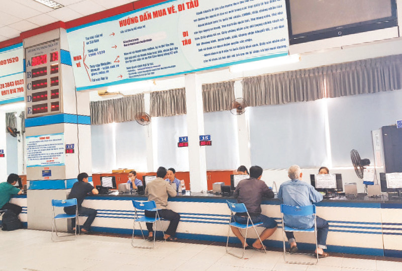 Nhân viên ga Sài Gòn trả vé tàu Tết Giáp Thìn cho hành khách đặt mua trên hệ thống trực tuyến của ngành đường sắt và mua trực tiếp tại nhà ga.