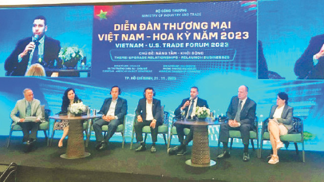 Các diễn giả thảo luận, chia sẻ thông tin về đầu tư, thương mại tại Diễn đàn Thương mại Việt Nam-Hoa Kỳ năm 2023. 