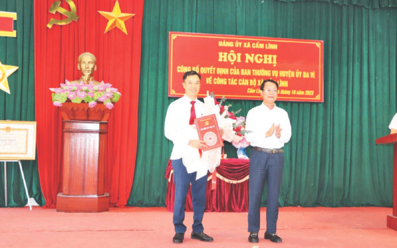 Lãnh đạo huyện Bà Vì (Hà Nội) trao quyết định điều động, bổ nhiệm Bí thư Đảng ủy xã Cẩm Lĩnh.