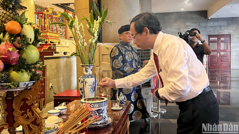 Bí thư Thành ủy Thành phố Hồ Chí Minh Nguyễn Văn Nên thắp hương tại Đền tưởng niệm các Vua Hùng và Đền thờ Đức Lễ Thành hầu. Nguyễn Hữu Cảnh