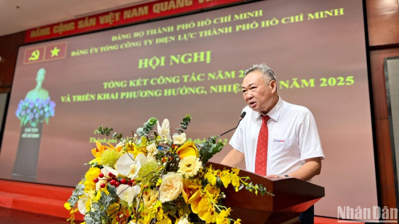 Đồng chí Phạm Quốc Bảo, Bí thư Đảng ủy, Chủ tịch Hội đồng Thành viên EVNHCMC phát biểu tại hội nghị.