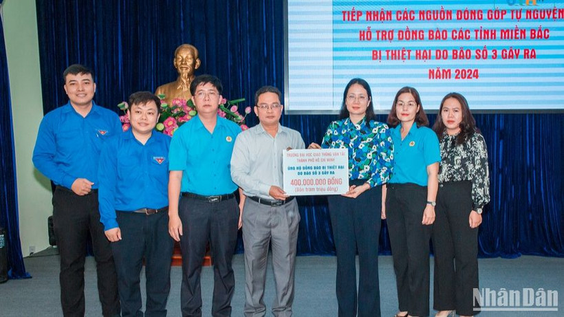 Đại diện Đảng ủy, Công đoàn, Đoàn Thanh niên UTH trao 400 triệu đồng nhằm chung tay hỗ trợ đồng bào các tỉnh miền bắc bị thiên tai, bão lũ.
