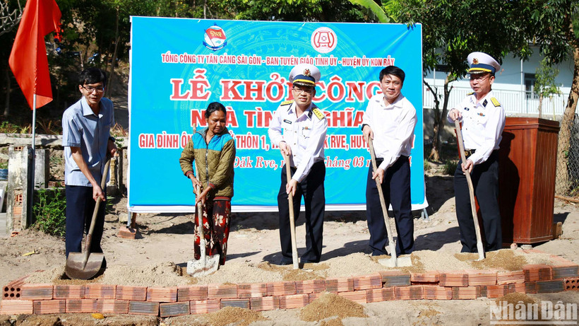 Các đại biểu thực hiện nghi thức khởi công xây dựng nhà tình nghĩa cho một hộ dân.