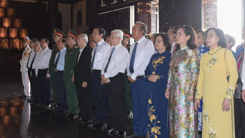 Các đồng chí lãnh đạo, nguyên lãnh đạo Đảng, Nhà nước, Thành phố Hồ Chí Minh dự buổi họp mặt. (Ảnh: Minh Khang)