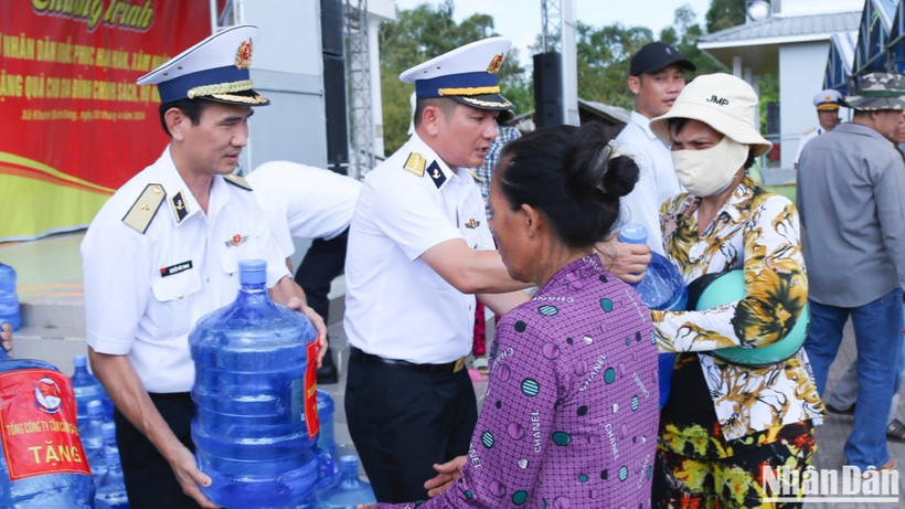 Các đơn vị hỗ trợ nước ngọt tinh khiết cho người dân.