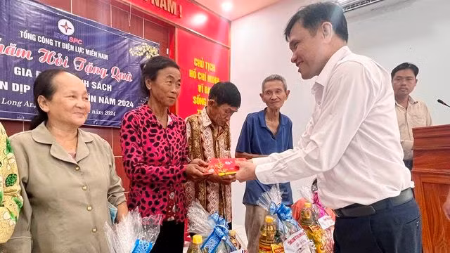 Ông Nguyễn Phước Đức tặng quà Tết cho người dân tại huyện Tân Thạnh, tỉnh Long An