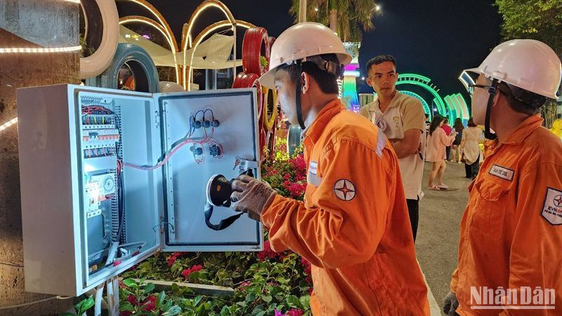 Công nhân kiểm tra kỹ thuật quá trình vận hành điện tại huyện Côn Đảo.