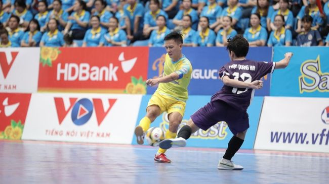 Sanvinest Khánh Hòa (vàng) có điểm trước Thái Sơn Bắc ở sân khách cũng là bất ngờ ngày khai màn lượt về giải năm nay. (Ảnh: VFF)