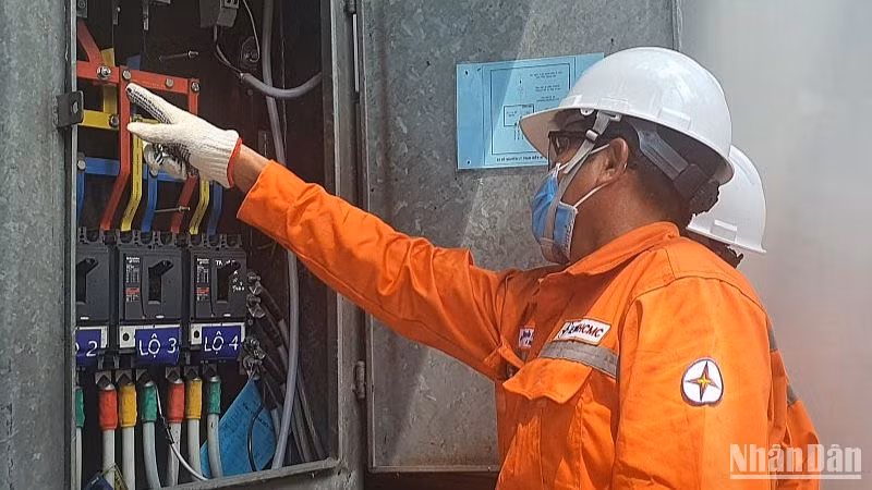 Ngành điện Thành phố Hồ Chí Minh triển khai các kế hoạch bảo đảm cấp điện dịp lễ, Tết 2025.