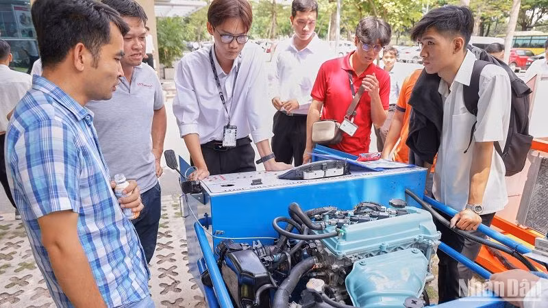 Sinh viên giới thiệu một đồ án tốt nghiệp trong lĩnh vực kỹ thuật.