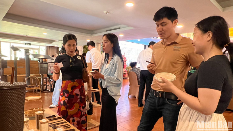 Các đại biểu tham quan một gian hàng sản phẩm thân thiện với môi trường.