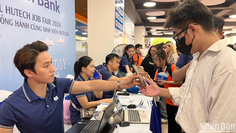 Các sinh viên tham gia phỏng vấn, tìm hiểu các doanh nghiệp tuyển dụng tại ngày hội.