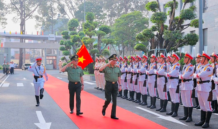 Bộ trưởng Tô Lâm duyệt đội danh dự khi đến dự Hội nghị. (Ảnh: ĐỨC NAM)