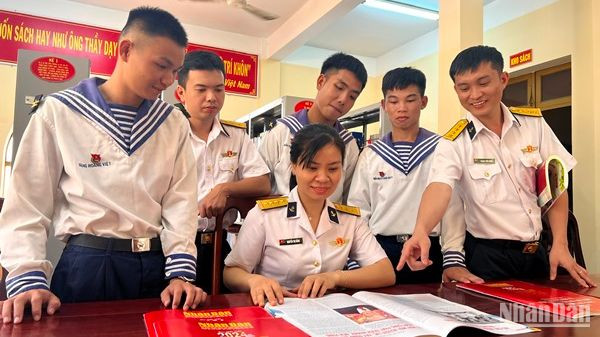 Cán bộ, chiến sĩ đọc những thông tin ý nghĩa trên ấn phẩm Báo Nhân Dân Xuân Giáp Thìn 2024.