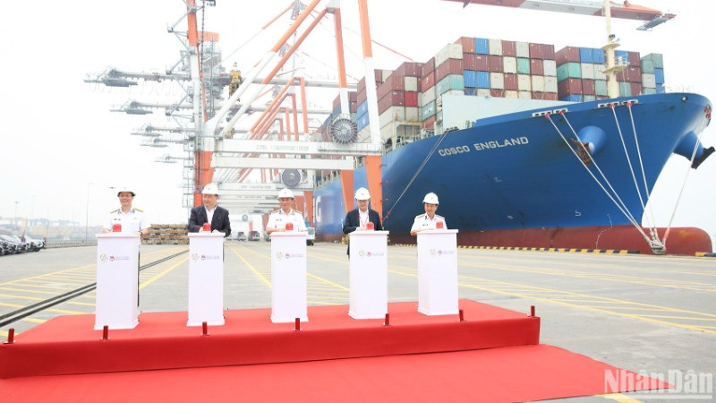 Các đại biểu làm lễ đón TEU thứ một triệu thông qua cảng trong năm 2024