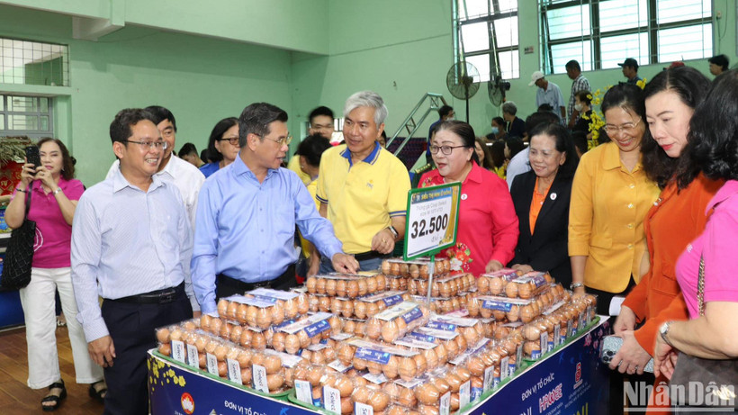 Lãnh đạo Thành phố Hồ Chí Minh tham quan gian hàng 0 đồng cho người dân trong dịp Tết Nguyên đán.