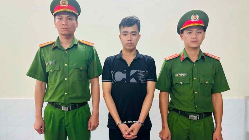 Đối tượng giết người Nguyễn Đăng Khoa (áo đen) tại cơ quan chức năng.