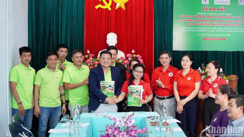 Đại diện các đơn vị tổ chức ký kết thực hiện mô hình tại lễ ra mắt.