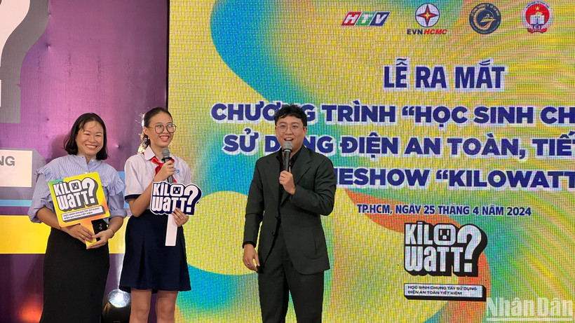 Các giáo viên và học sinh trải nghiệm các câu hỏi trong chương trình Kilowatt.