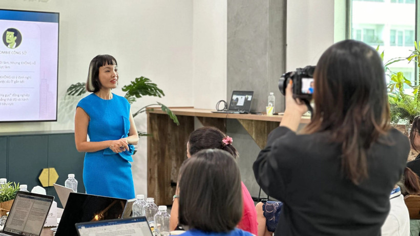 Đại diện Anphabe trao đổi thông tin tại chương trình