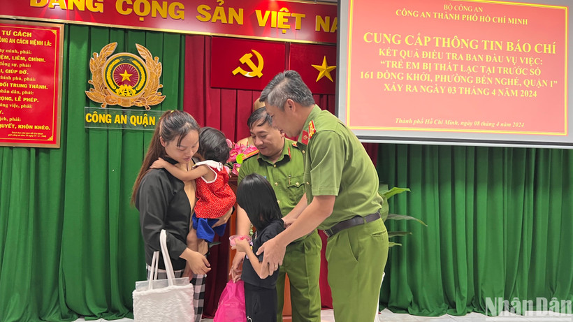 Các lực lượng chức năng trao trả hai cháu bé trong tình trạng khỏe mạnh, an toàn sau mấy ngày thất lạc.