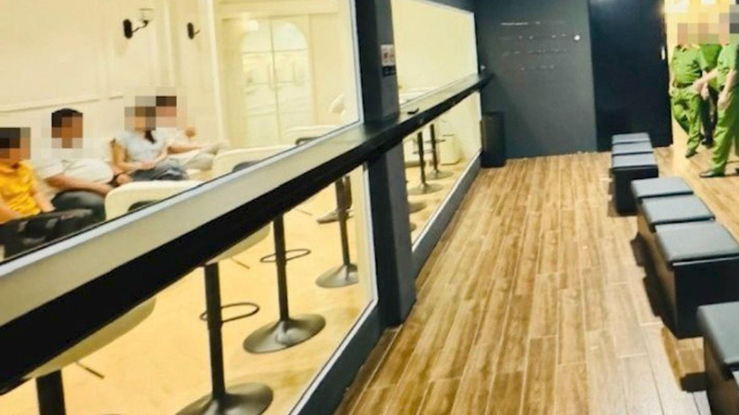 Các cơ quan chức năng kiểm tra hành chính quán cà-phê theo phản ánh của người dân.