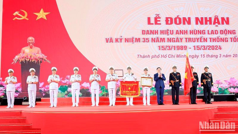 Đồng chí Nguyễn Trọng Nghĩa, Bí thư Trung ương Đảng, Trưởng Ban Tuyên giáo Trung ương thừa uỷ quyền Chủ tịch nước trao danh hiệu Anh hùng Lao động cho Tổng công ty Tân Cảng Sài Gòn.