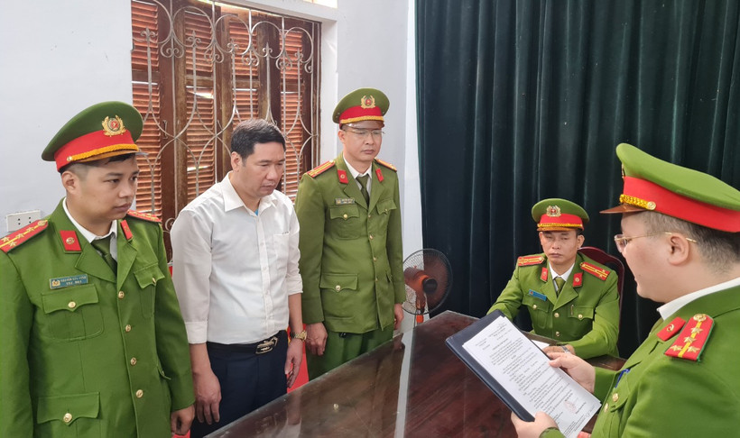 Cơ quan Cảnh sát điều tra công bố quyết định bắt tạm giam đối với Cao Mạnh Thắng (người áo trắng).