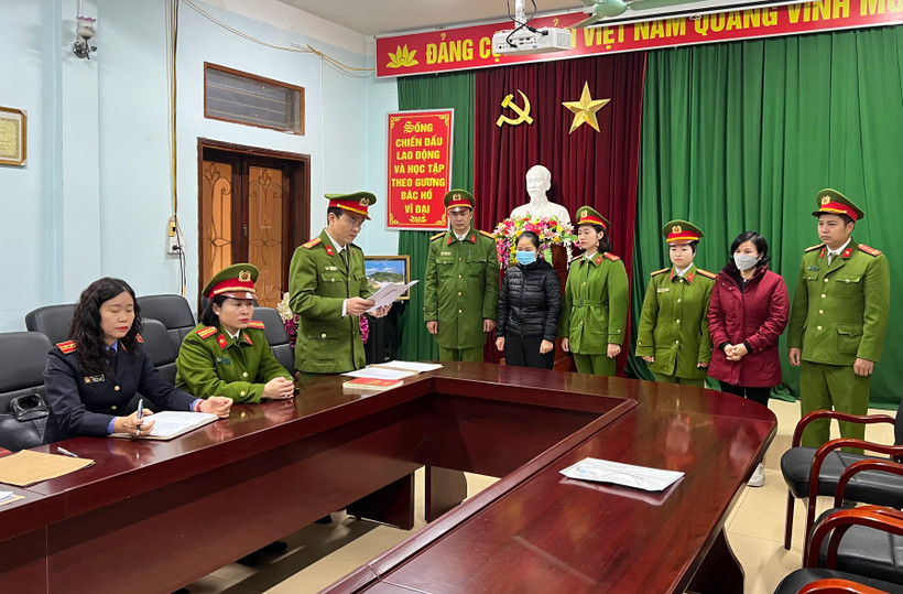 Cơ quan điều tra công bố quyết định khởi tố bị can, lệnh bắt bị can để tạm giam đối với Phạm Thị Kim Dung và Hoàng Thị Phượng.