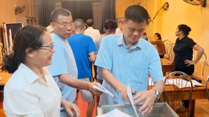 Đại diện các hộ gia đình tại thành phố Hà Giang bỏ phiếu về chủ trương sắp xếp đơn vị hành chính cấp tỉnh.