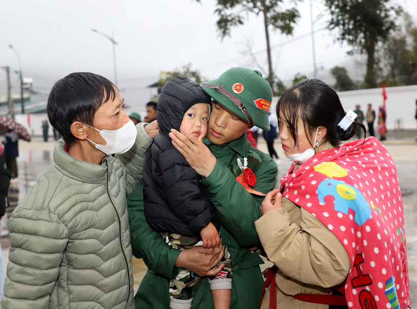 Tân binh huyện Đồng Văn chia tay gia đình lên đường nhập ngũ. Ảnh: KIM TIẾN