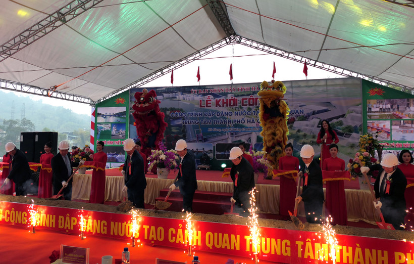 Các đồng chí lãnh đạo tỉnh Hà Giang thực hiện nghi thức khởi công công trình đập dâng nước.