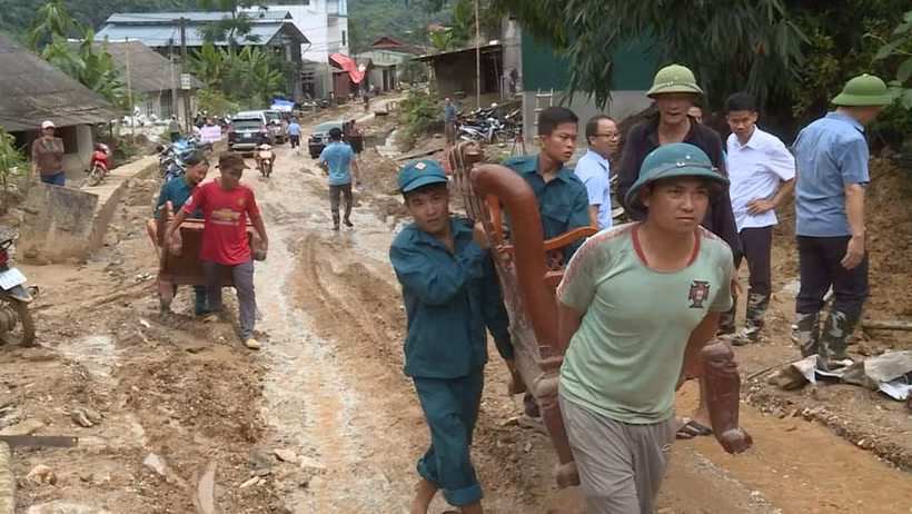 Xã Minh Sơn huy động lực lượng di dời người và tài sản của các hộ dân đến nơi an toàn.