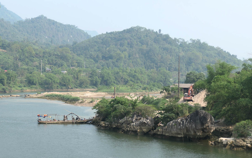 Khai thác cát làm vật liệu xây dựng thông thường trên sông Lô, huyện Vị Xuyên (Hà Giang).