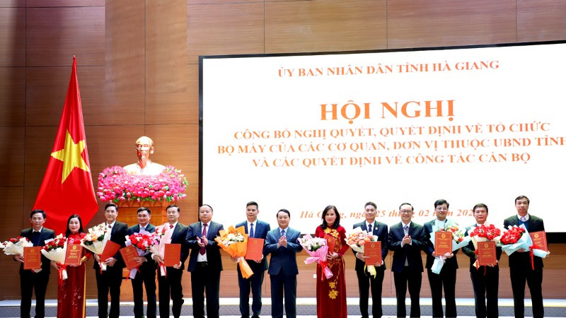 Các đồng chí lãnh đạo tỉnh Hà Giang trao quyết định và tặng hoa chúc mừng các đơn vị được thành lập, tổ chức lại.