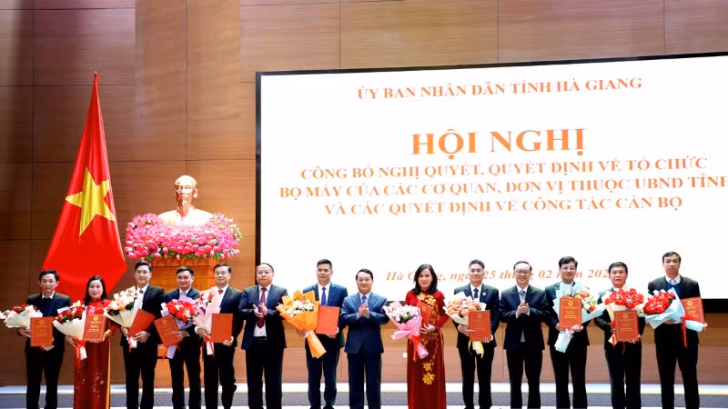 Các đồng chí lãnh đạo tỉnh Hà Giang trao quyết định và tặng hoa chúc mừng các đơn vị được thành lập, tổ chức lại.