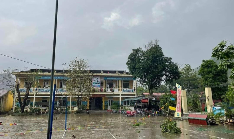 Trường Phổ thông Dân tộc Bán trú Tiểu học xã Du Già, huyện Yên Minh bị hư hỏng do dông lốc.