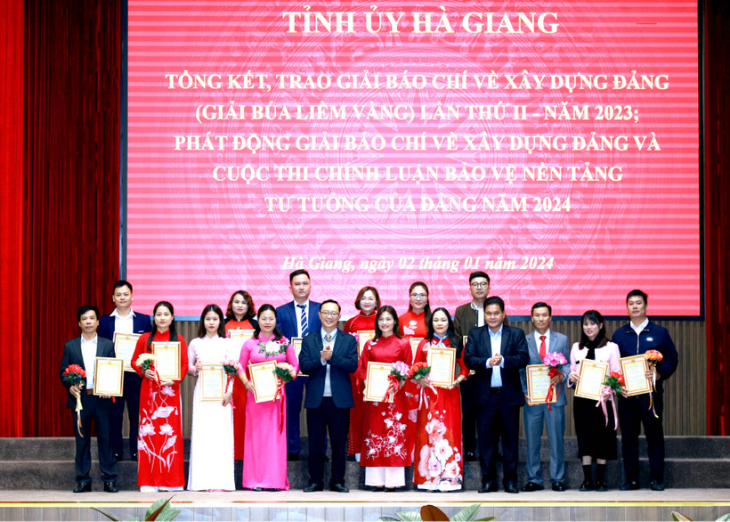 Các đồng chí Lãnh đạo tỉnh Hà Giang trao giải Nhất cho các tác giả.