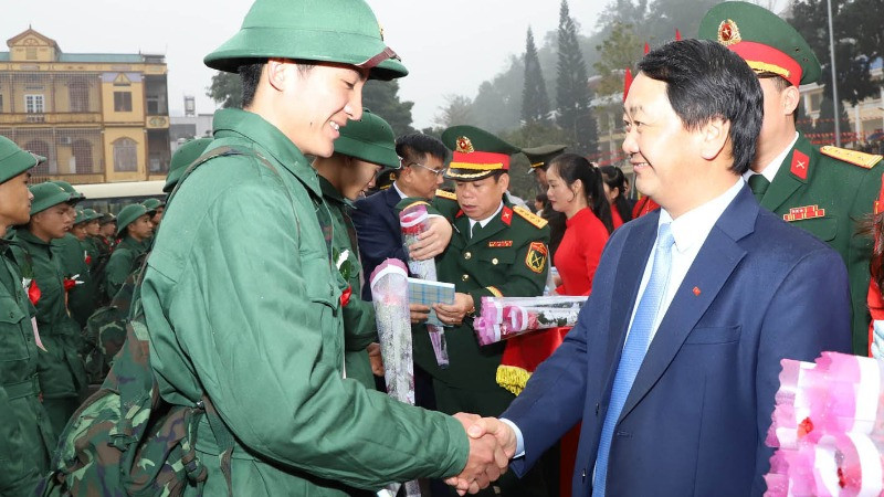 Bí thư Tỉnh ủy Hà Giang Hầu A Lềnh động viên các thành niên huyện Bắc Quang lên đường nhập ngũ.