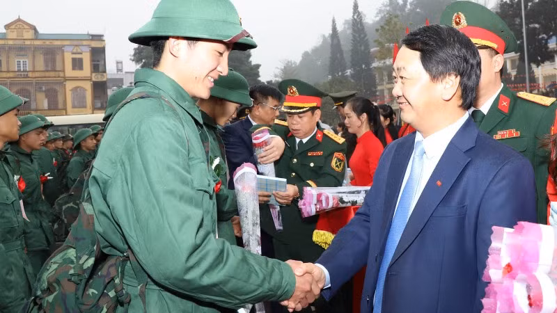 Bí thư Tỉnh ủy Hà Giang Hầu A Lềnh động viên các thành niên huyện Bắc Quang lên đường nhập ngũ.