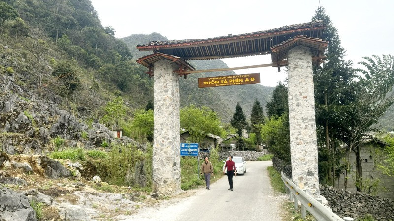 Cổng chào vào thôn Tả Phìn 1, xã Tả Phìn, huyện Đồng Văn.