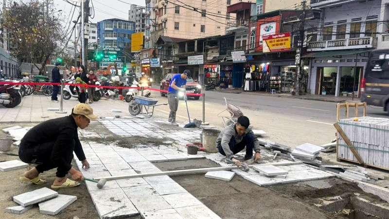 Xã hội hóa lát gạch vỉa hè ở phường Trần Phú, thành phố Hà Giang. 