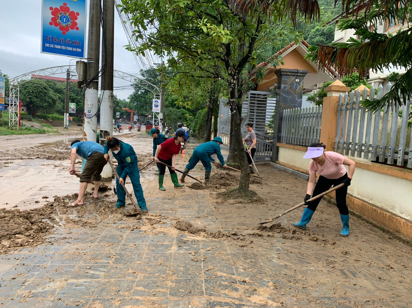 Lực lượng dân quân và người dân xã Phương Thiện, thành phố Hà Giang khắc phục hậu quả thiên tai.