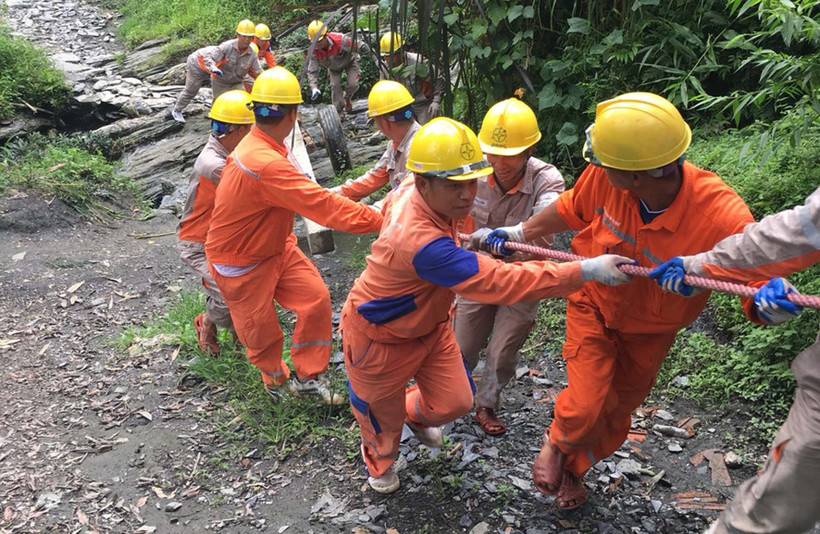Công nhân Công ty Điện lực Hà Giang kéo điện lên thôn vùng cao. (ảnh: Khánh Toàn)