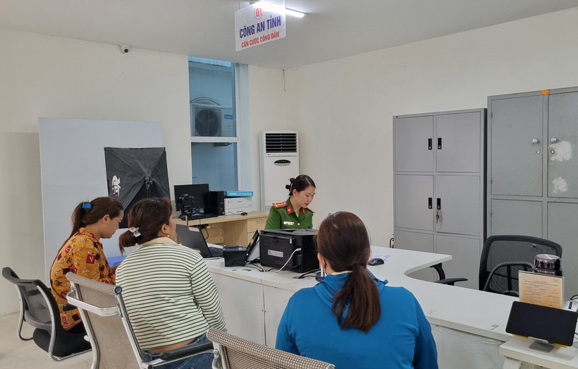 Người dân đến làm thủ tục hành chính tại Trung tâm Phục vụ hành chính công tỉnh Hà Giang.