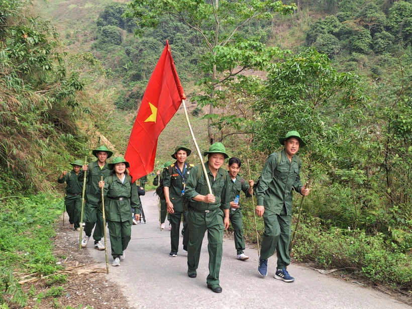 Trải nghiệm chương trình du lịch "Hành quân theo bước chân anh".