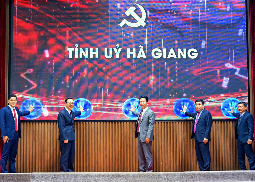 Các đồng chí lãnh đạo tỉnh Hà Giang ấn nút phát động giải.