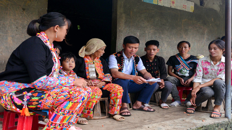 Trưởng bản – Bí thư chi bộ của bản Mán Tiển Lý Chin Phú (người ngồi giữa) là người tâm huyết và có nhiều đóng góp vào sự thay đổi của người Dao đỏ nơi đây. 